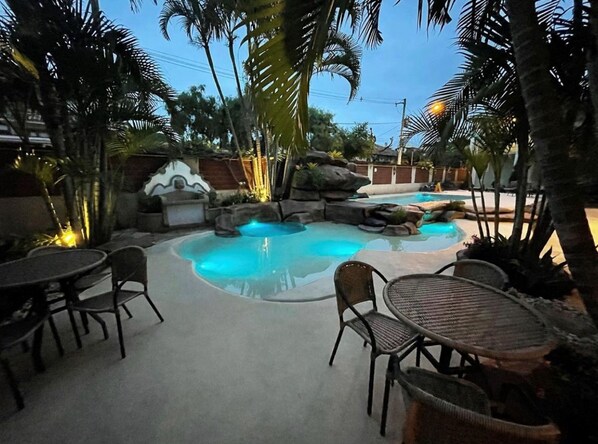 Utomhuspool med öppettider 10.00 till 19.00, och solstolar