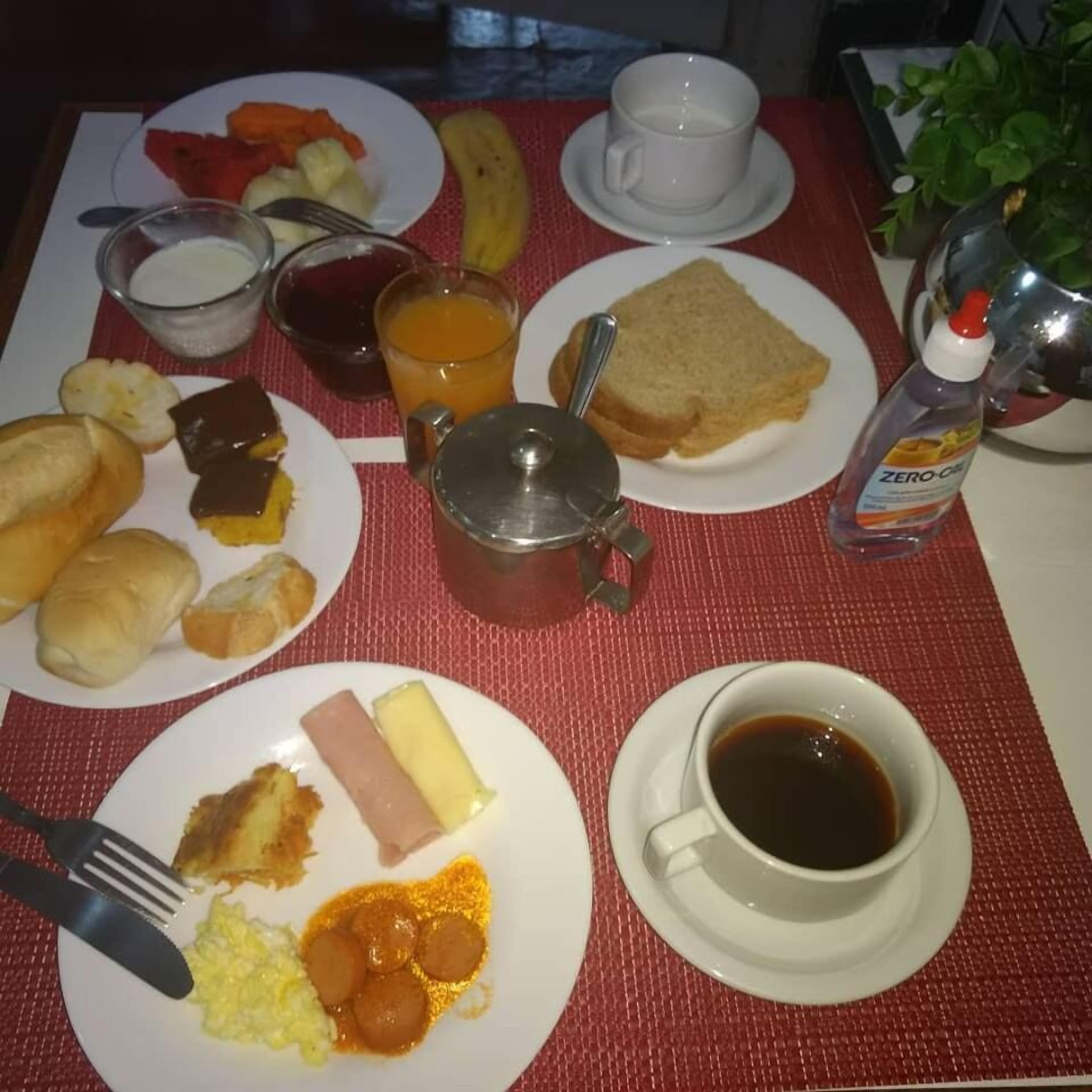 بوفيه فطور مجانًا يوميًا
