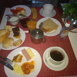 Café da manhã com buffet grátis todos os dias