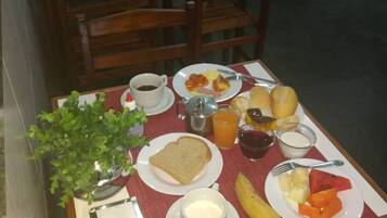 Café da manhã com buffet grátis todos os dias