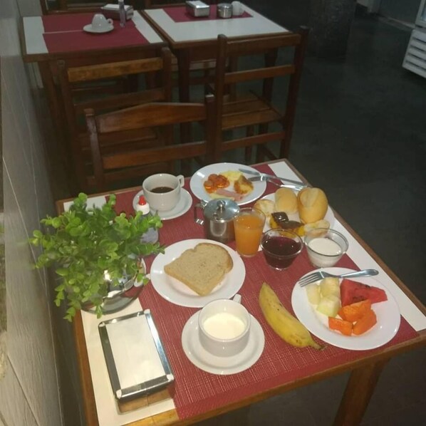 含每日吃到飽早餐