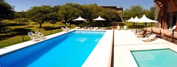 Una piscina al aire libre de temporada