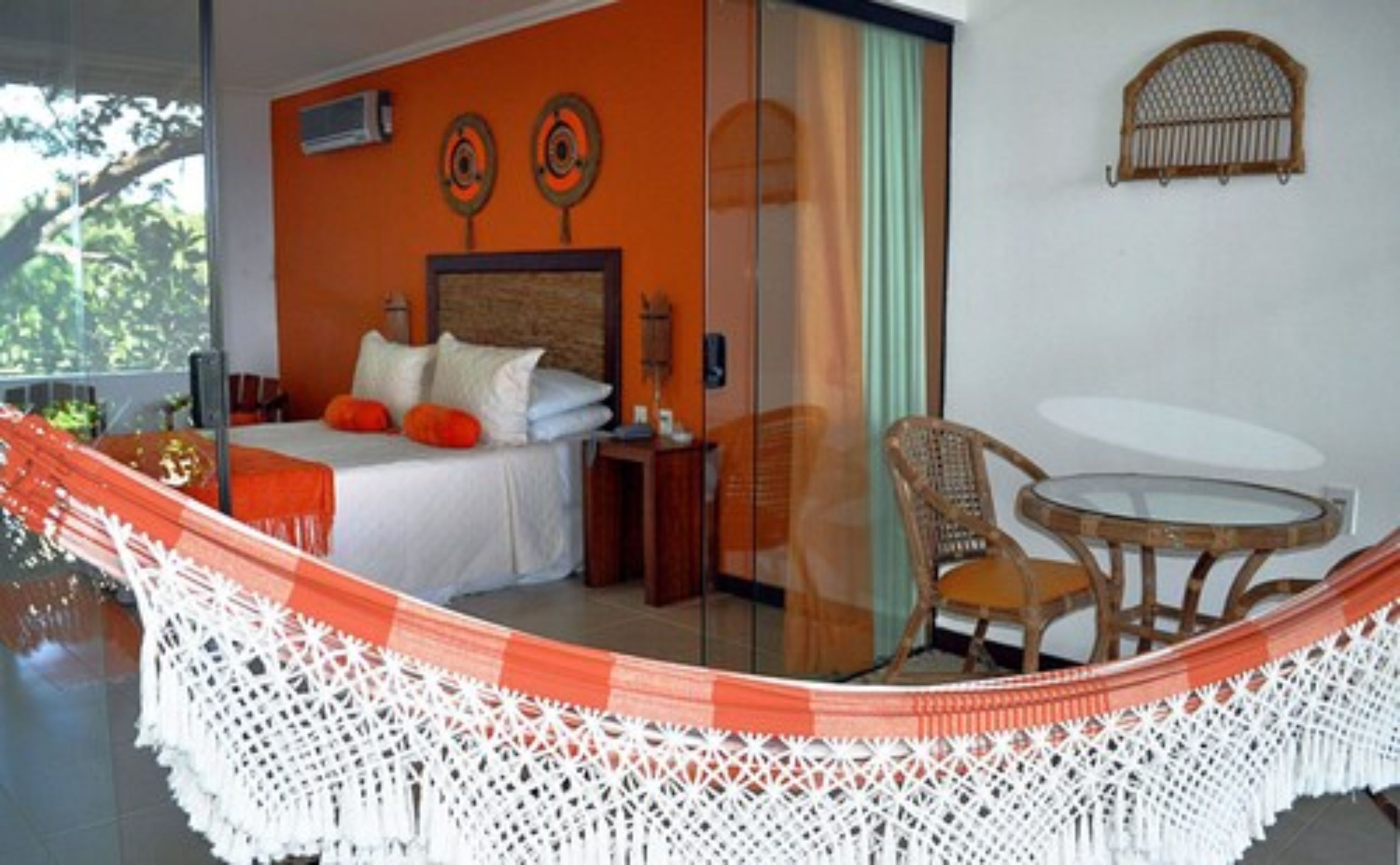 Un dormitorio con una cama, mesita de noche y una silla.
