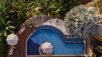 Piscina externa, guarda-sóis, espreguiçadeiras