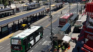 A street view with a bus, a pedestrian crossing, and a Coca-Cola store. - Hotel Torre (Buenos Aires)