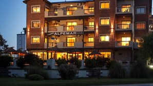 A multi-story hotel with a sign reading "ALPEMAR". - Alpemar Apart Hotel & Spa Villa Gesell (Villa Gesell)