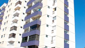 A multi-story residential building with balconies, windows, and a clear sky. - Paradise Flat Residence (Caldas Novas)