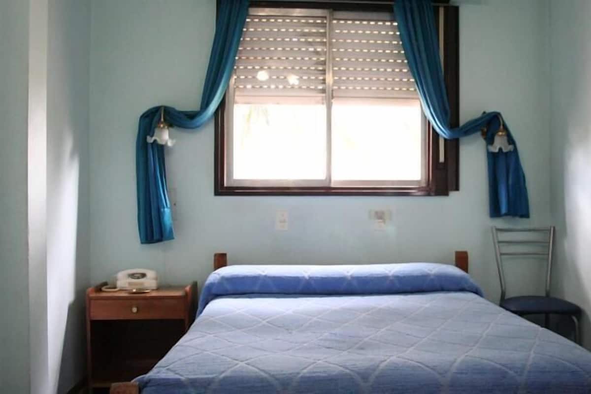 Een kluis op de kamer, een bureau, gratis wifi, beddengoed