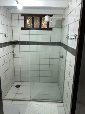 Suíte Com 2 Quartos | Bathroom | Shower, hair dryer, towels - Hotel Praia do Encanto (Cairu)