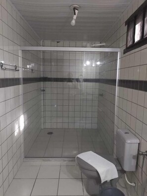 Suíte Com Varanda | Bathroom | Shower, hair dryer, towels