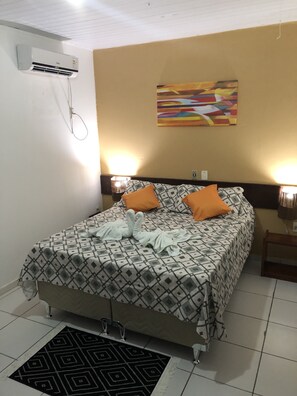 Minibar, caja de seguridad en la habitación y escritorio 