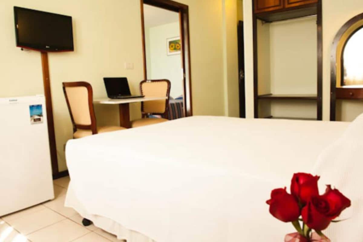 Frigobar, escrivaninha, cortinas blackout, Wi-Fi de cortesia