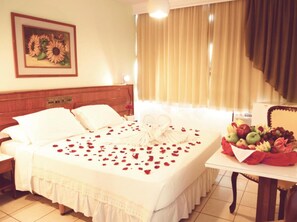 高級雙人房, 泳池景 | 迷你吧、書桌、遮光窗簾/窗簾、免費 Wi-Fi