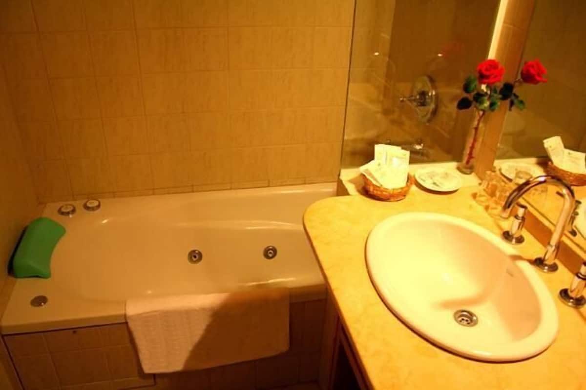 Deep soaking bathtub