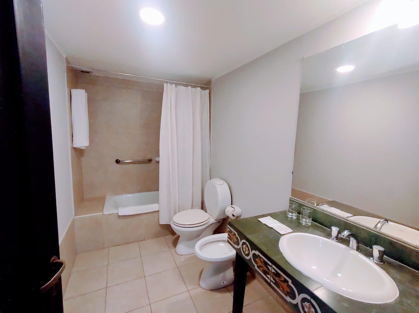 Deep-soaking bathtub