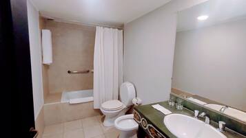 Deep-soaking bathtub