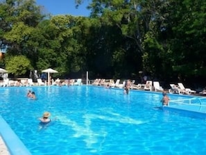 Inomhuspool och utomhuspool