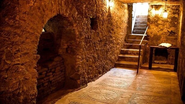 A stone-walled corridor with a patterned floor leading to a staircase. - El Molino - Complejo Turístico (Victoria)