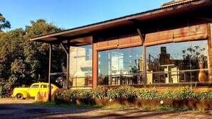 A building with large windows and a covered porch. - El Molino - Complejo Turístico (Victoria)