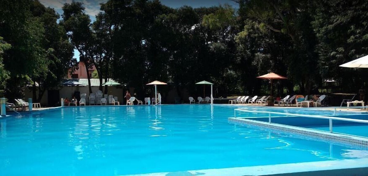 Una piscina cubierta, una piscina al aire libre