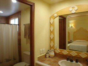 Bathroom | Shower, towels - Hotel Maria Mixteca (Santa María Huatulco)