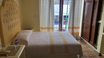 Habitación doble estándar, 2 camas matrimoniales | Tabla de planchar con plancha, wifi gratis y ropa de cama