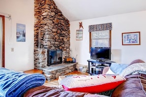 Huis, meerdere bedden, uitzicht op bergen (Sweet Life) | Woonruimte | Een flatscreentelevisie en een dvd-speler