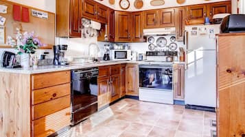 House, Multiple Beds, Mountain View (Sweet Life) | Private kitchen | Fridge, microwave, oven, stovetop