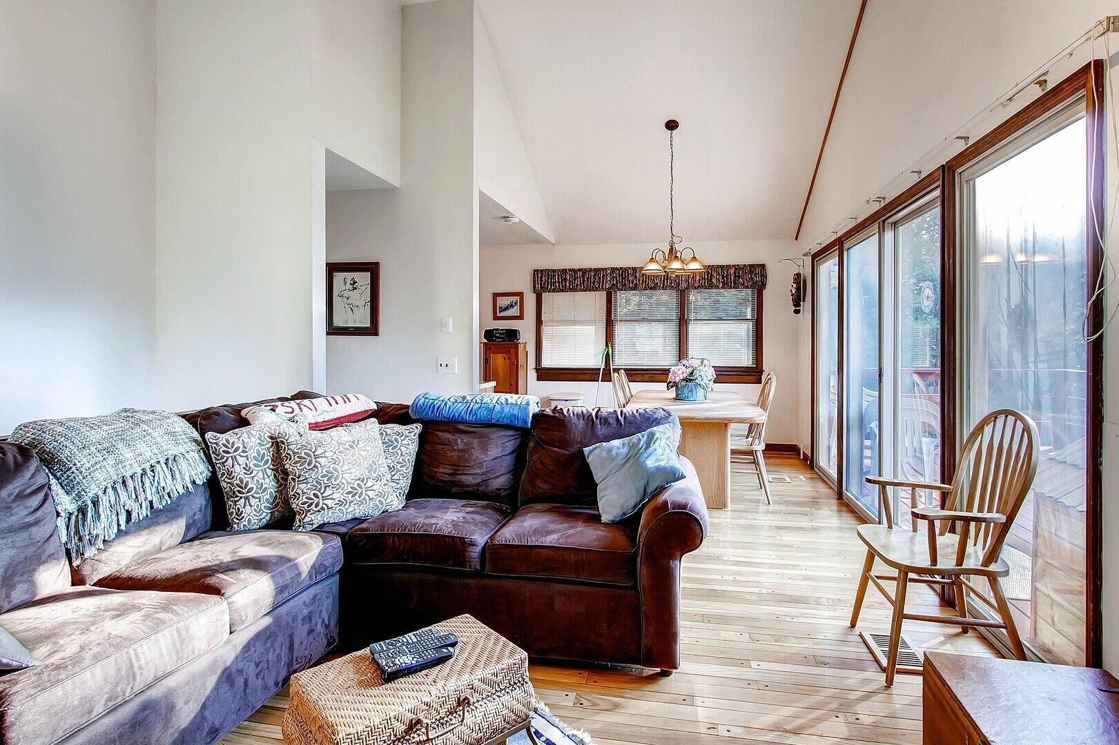 Nhà, nhiều giường, quang cảnh núi (Sweet Life) | Khu phòng khách | TV màn hình phẳng, đầu đĩa DVD 