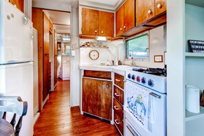 บ้านเคลื่อนที่, 2 ห้องนอน, วิวทะเลสาบ, ริมทะเลสาบ | ครัวส่วนตัว | ตู้เย็น, ไมโครเวฟ, เตาอบ, เตาประกอบอาหาร