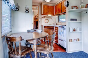 In-room dining - Kamp Koby - GetAway (Hubbardton)