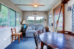 บ้านเคลื่อนที่, 2 ห้องนอน, วิวทะเลสาบ, ริมทะเลสาบ | บริเวณนั่งเล่น | ทีวีจอแบน, เครื่องเล่นดีวีดี