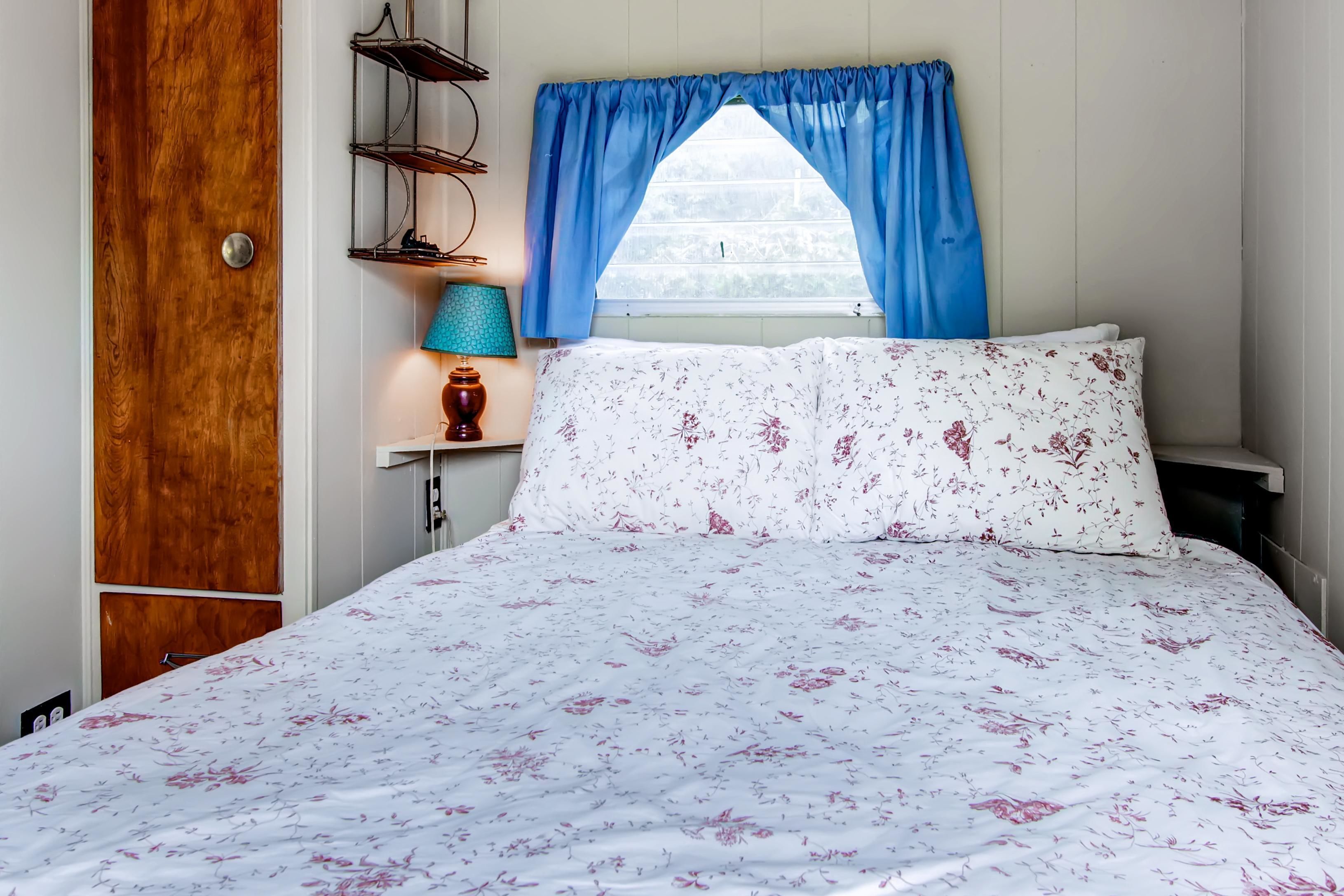 2 bedrooms, iron/ironing board, bed sheets