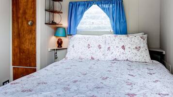 2 bedrooms, iron/ironing board, bed sheets