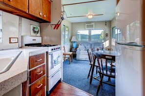 Private kitchen - Kamp Koby - GetAway (Hubbardton)