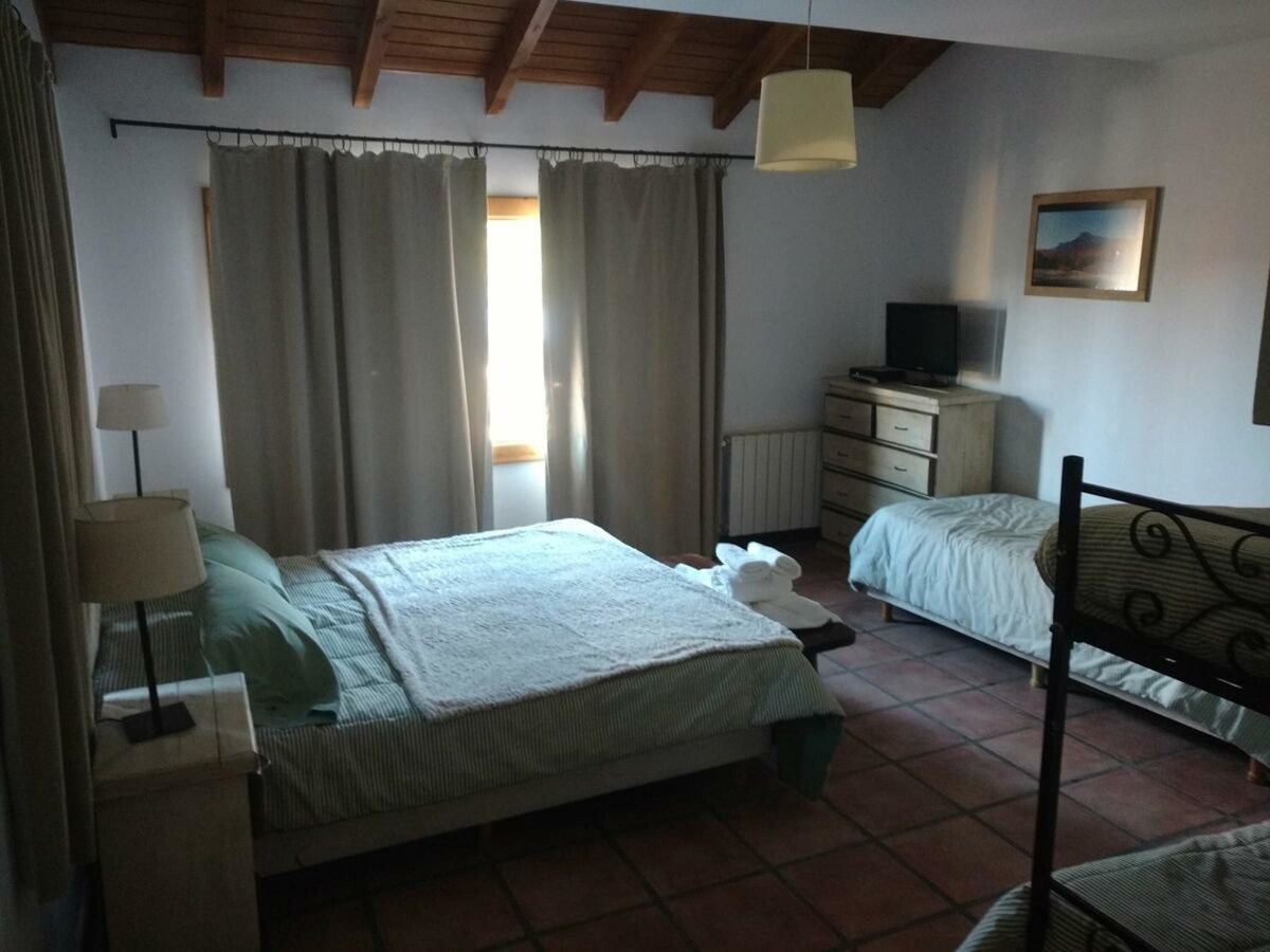 Habitación triple | Minibar, caja fuerte, wifi gratis y ropa de cama