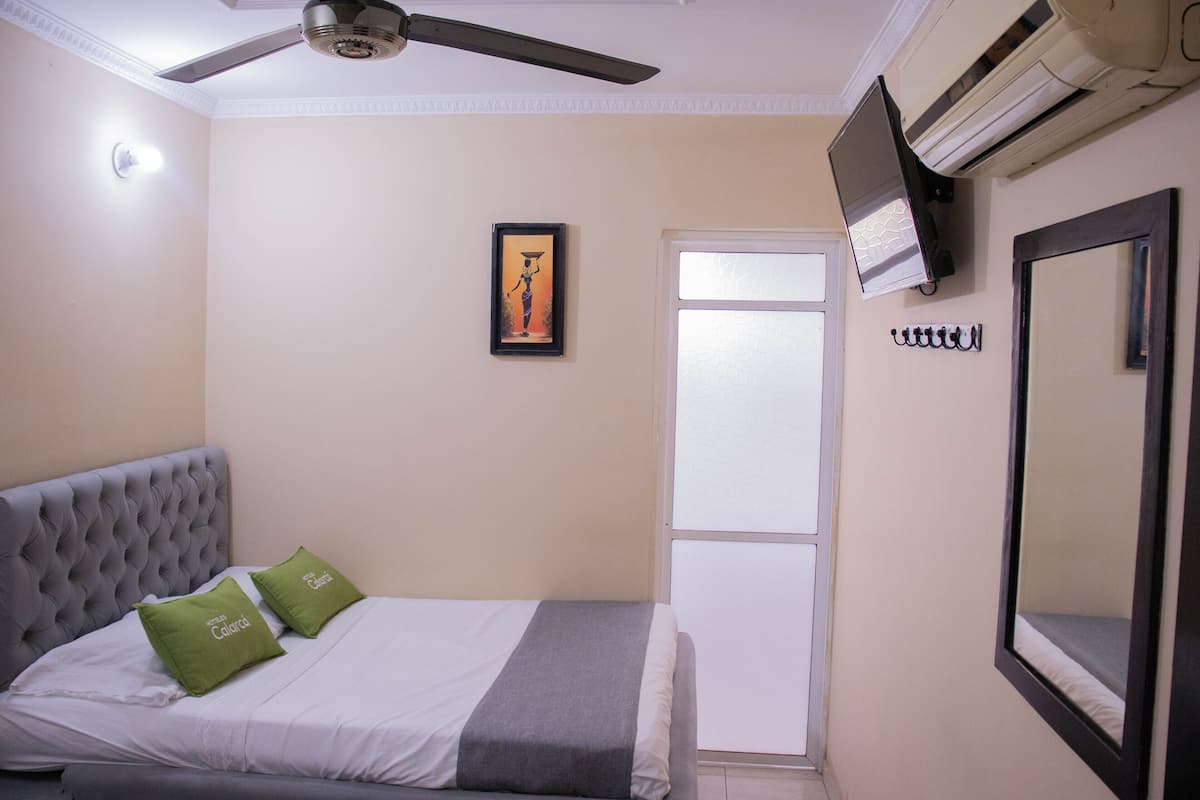 Hypo-allergenic bedding, free WiFi, bed sheets