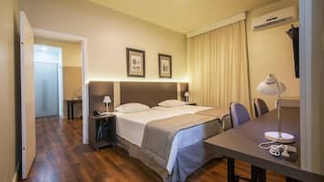 1 slaapkamer, een minibar, een bureau, verduisterende gordijnen