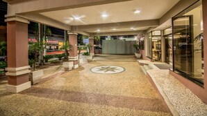 A hotel entrance with a tiled floor, a star pattern, and a glass door on the right. - JR Hotel (Marilia)