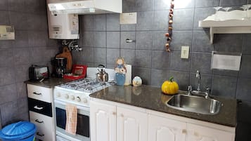 Refrigerador con congelador, microondas, horno y parrilla de estufa 