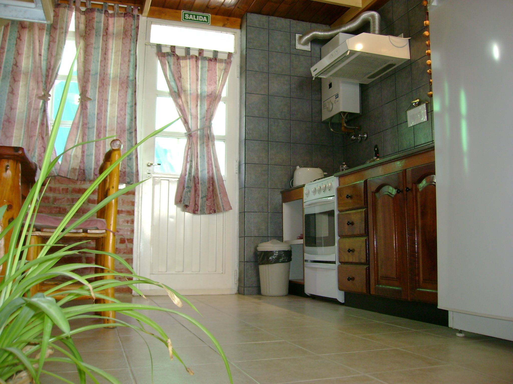 Full-size fridge, microwave, oven, stovetop