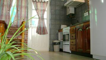 Full-size fridge, microwave, oven, stovetop