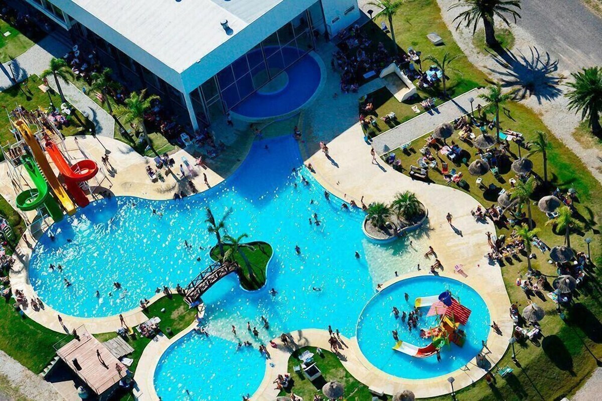 Una piscina cubierta, una piscina al aire libre de temporada