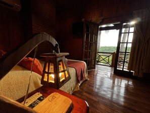 Cabaña superior, 3 habitaciones, Terraza, vista al río (Anchico) | Edredón, decoración personalizada y muebles diferentes 