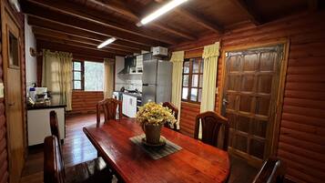 Superior-Ferienhütte, 3 Schlafzimmer, Terrasse, Flussblick (Anchico) | Eigene Küche | Großer Kühlschrank, Mikrowelle, Ofen