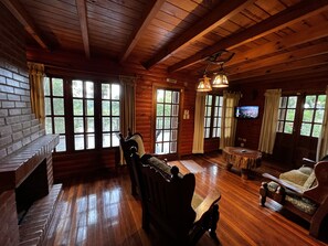 Hytte – superior, 3 soverom, terrasse, elveutsikt (Anchico) | Oppholdsområde | En 32-tommers LCD-TV med kabel-kanaler