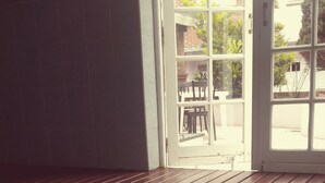Une piscine intérieure avec des parois en verre transparent qui reflètent le paysage extérieur.