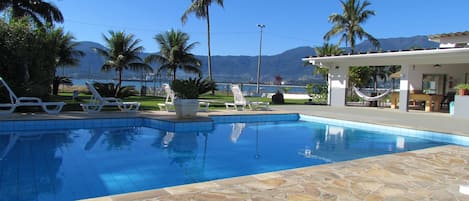 Piscina externa, espreguiçadeiras