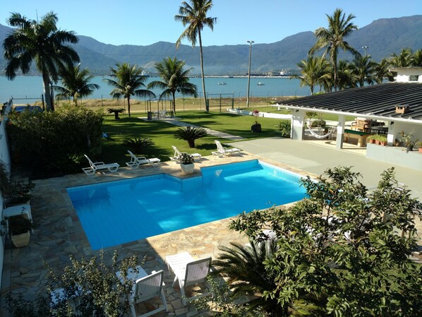 Outdoor pool, pool loungers - Hotel Guarda Mor (Sao Sebastiao)