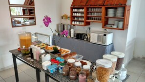 Free daily buffet breakfast  - Hotel Guarda Mor (Sao Sebastiao)